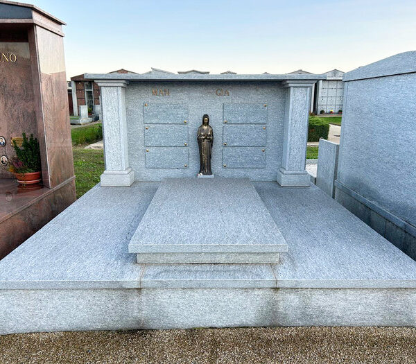 Tomba di famiglia realizzata in pietra di Luserna
