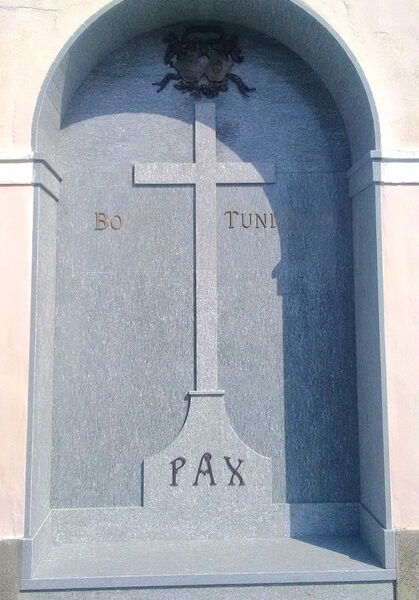 Edicola funeraria monumentale con croce incisa e scritta Pax